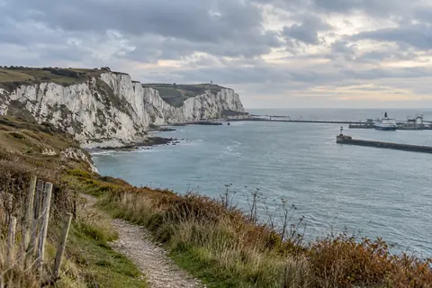 Dover’ın beyaz kayalıkları ve liman çevresinin temsili görüntüsü