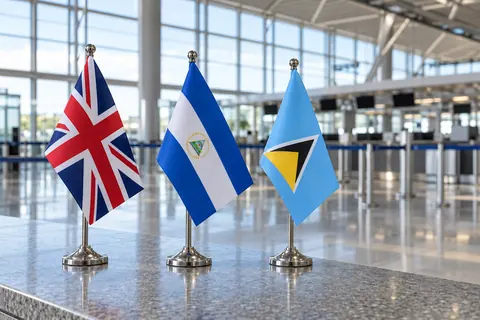 İngiltere, Nikaragua ve Saint Lucia bayraklarının bulunduğu havaalanı sahnesi